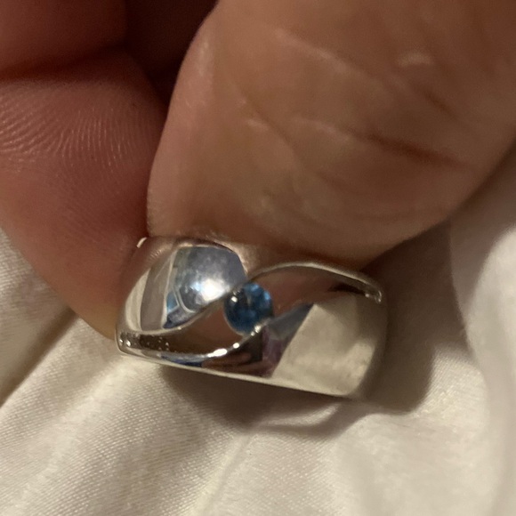 Chunky silver ring with an AAA quality blue cubic zirconia stone. - Picture 2 of 2